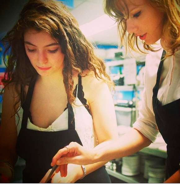  Taylor Swift e Lorde fazem aula de cozinha juntas