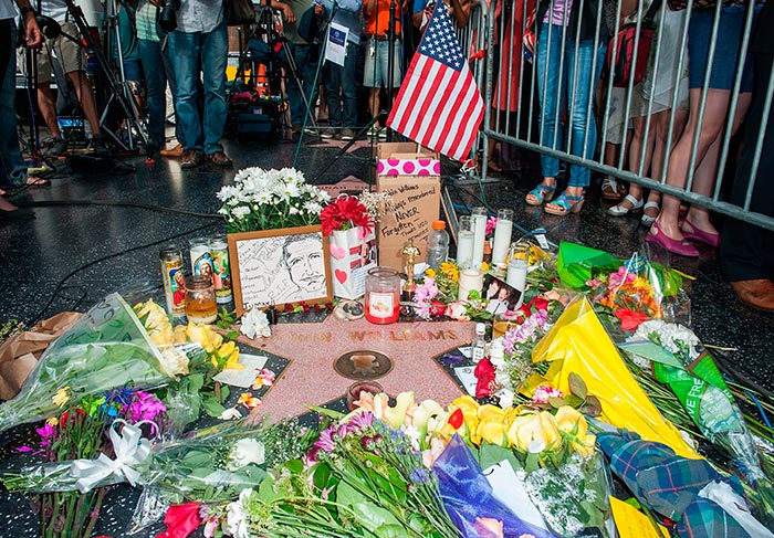 Fãs prestam homenagens ao ator Robin Williams, na Calçada da Fama, em Hollywood 