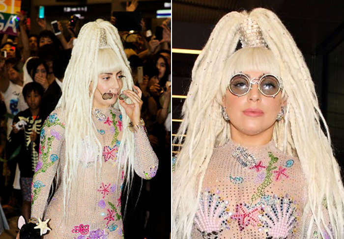 Lady Gaga surge com visual à la Elke Maravilha no Japão