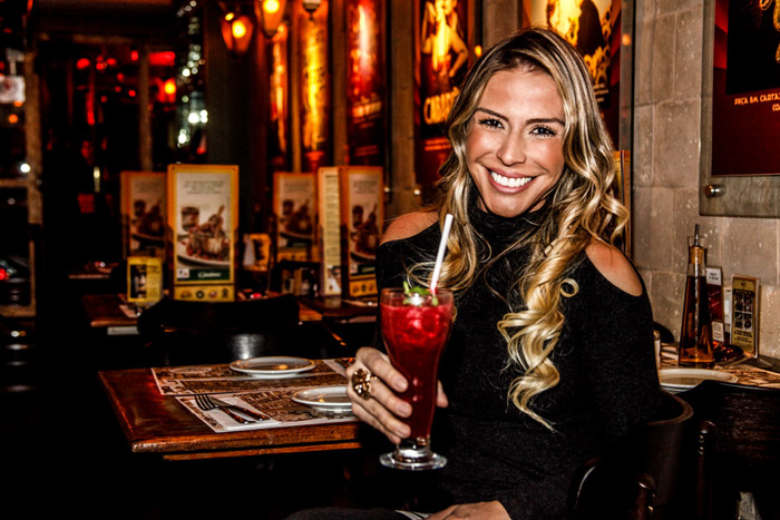 Janaína Jacobina lança bebida com seu nome em restaurante paulista