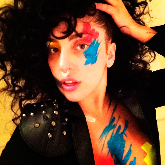 Lady Gaga mostra corpo e rosto pintado após show em Tóquio, no Japão