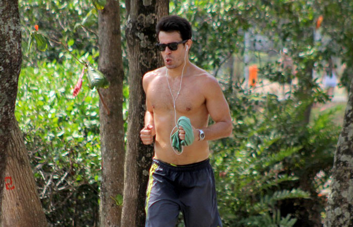 Sem camisa, Erom Cordeiro mostra a boa forma durante corrida no Rio