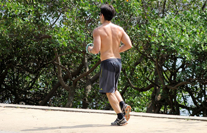 Sem camisa, Erom Cordeiro mostra a boa forma durante corrida no Rio