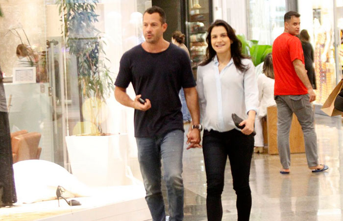 Malvino Salvador e Kyra Gracie passeiam em shopping carioca