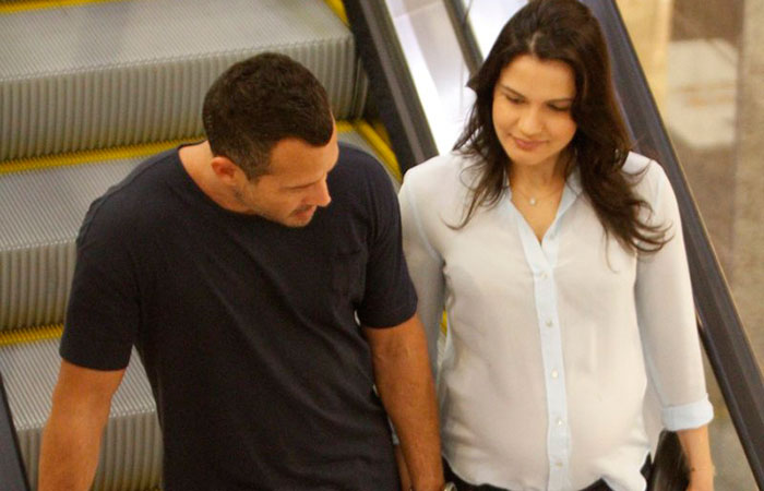 Malvino Salvador e Kyra Gracie passeiam em shopping carioca