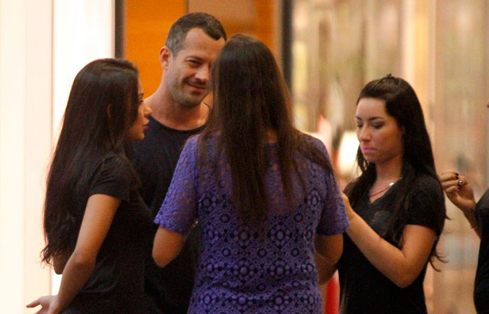 Malvino Salvador e Kyra Gracie passeiam em shopping carioca