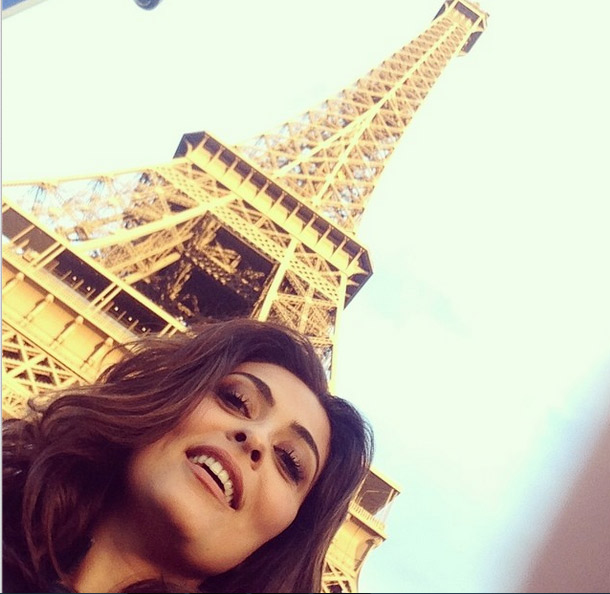 Em Paris, Juliana Paes visita a Torre Eiffel