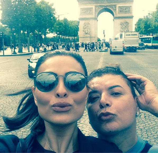 Em Paris, Juliana Paes visita a Torre Eiffel