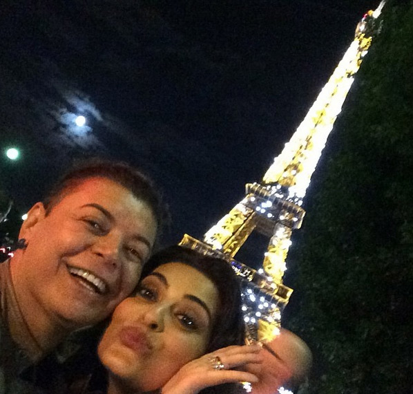 Em Paris, Juliana Paes visita a Torre Eiffel