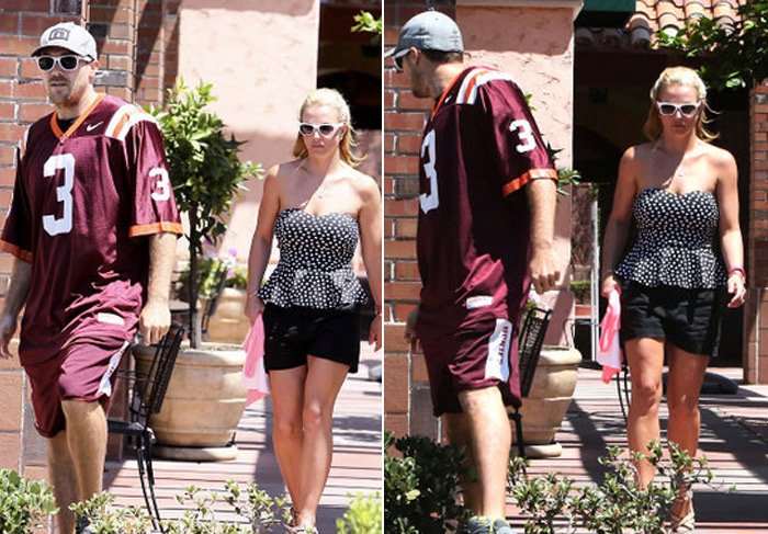 Britney Spears deixa spa com o namorado, na Califórnia