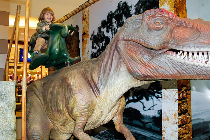 Adriane Galisteu leva o filho a exposição de Dinossauros em São Paulo