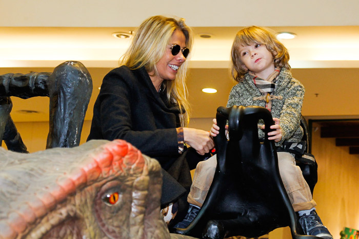 Adriane Galisteu leva o filho a exposição de Dinossauros em São Paulo
