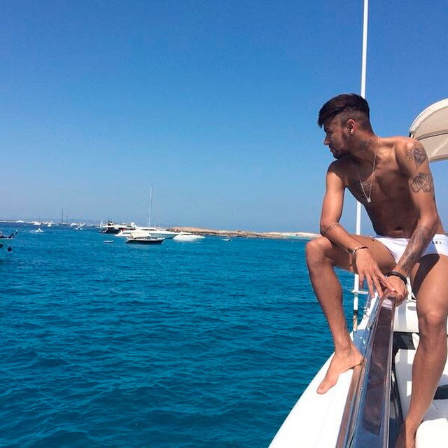 Neymar se lembra das férias e manda recado aos fãs