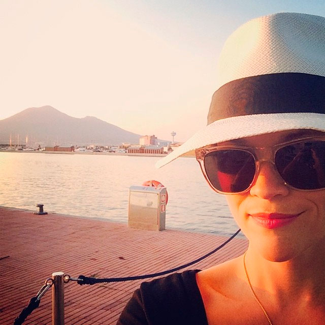  Reese Whiterspoon escolhe ilha de Capri, na Itália, para relaxar