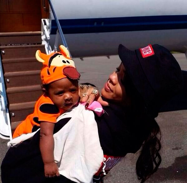 Rihanna paparica a sobrinha e mostra seu amor nas redes sociais