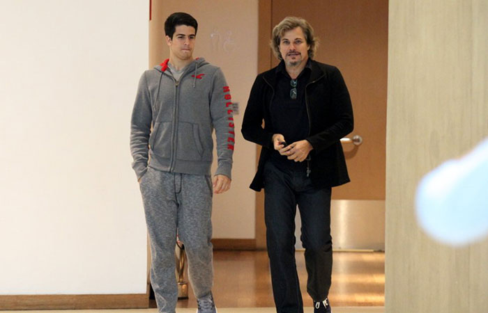  Edson Celulari passeia por shopping carioca com o filho