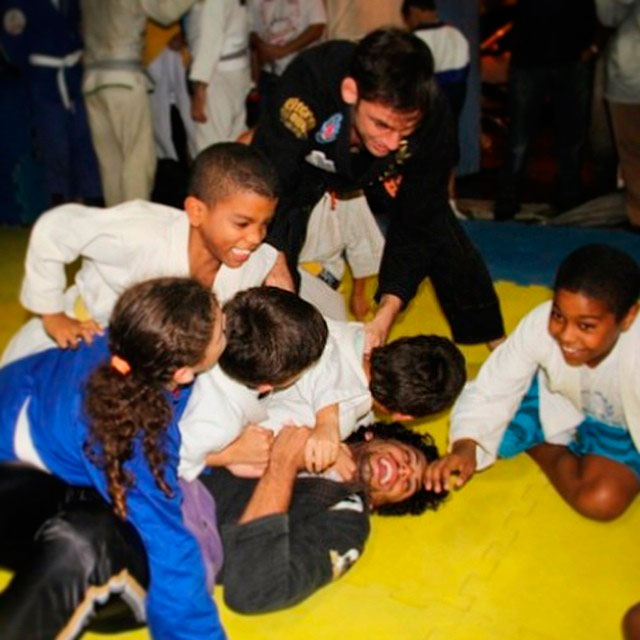  Jesus Luz luta jiu-jitsu em projeto social no Rio de Janeiro