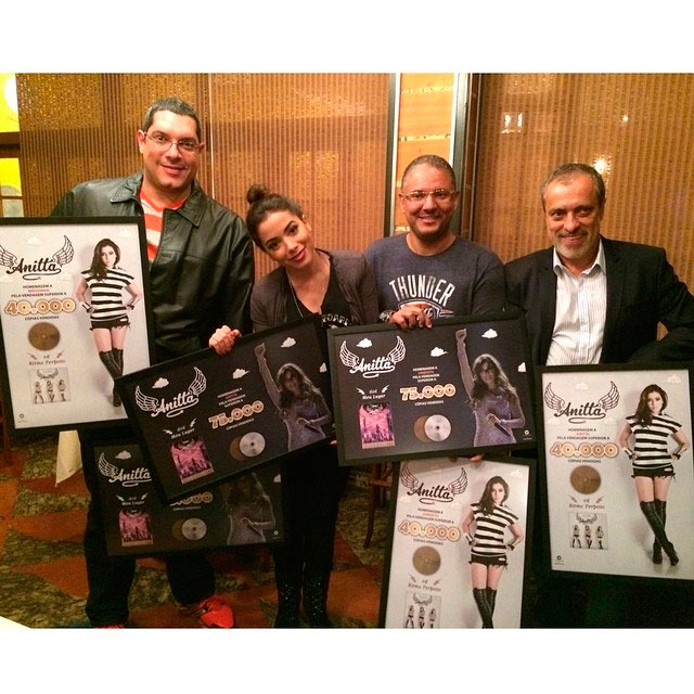 Anitta recebe disco de ouro e dvd de platina dos produtores da Warner Music 
