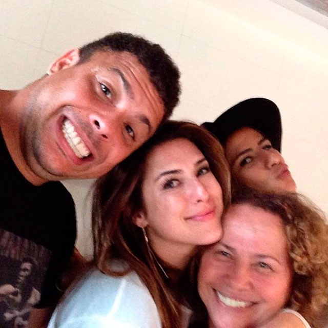 Mãe de Ronaldo posta foto do café da manhã com ele, Paula Morais e Fê Paes Leme