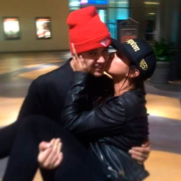 Justin Bieber posta foto de Selena Gomez beijando-o e depois deleta