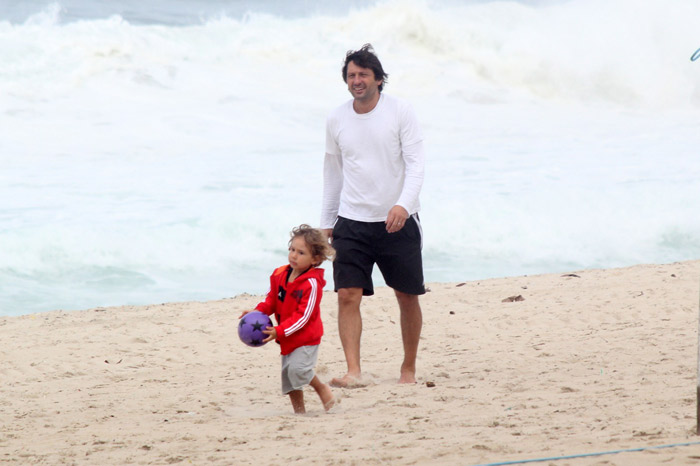 Ex-jogador Leonardo se diverte com o filho em Ipanema