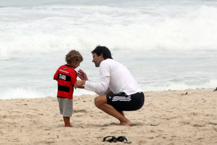 Ex-jogador Leonardo se diverte com o filho em Ipanema