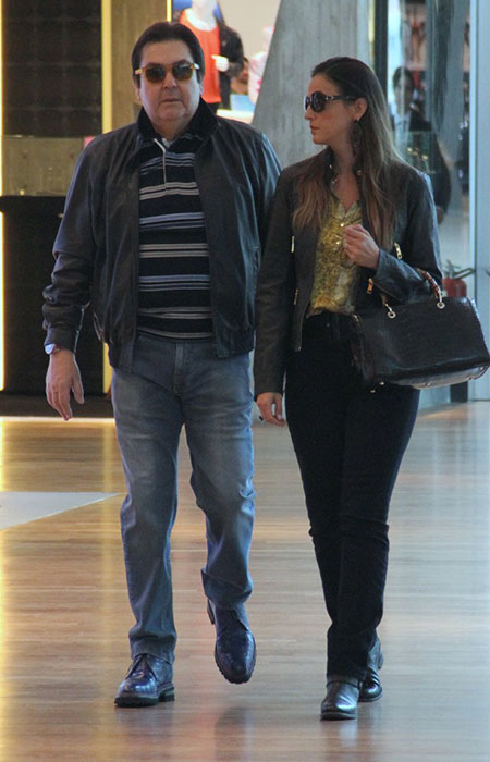  Saindo da toca: Faustão passeia em shopping carioca com a esposa Luciana Cardoso