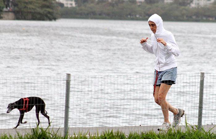 De capuz, Betty Goffman enfrenta o frio e se exercita