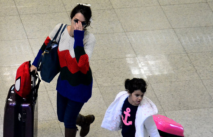 Miá Mello embarca com sua Nina em aeroporto carioca 