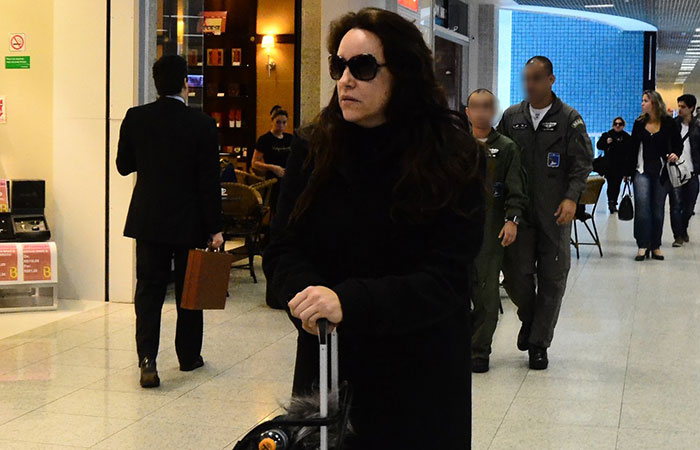 Toda de preto, Ana Carolina posa com fã em aeroporto do Rio de Janeiro