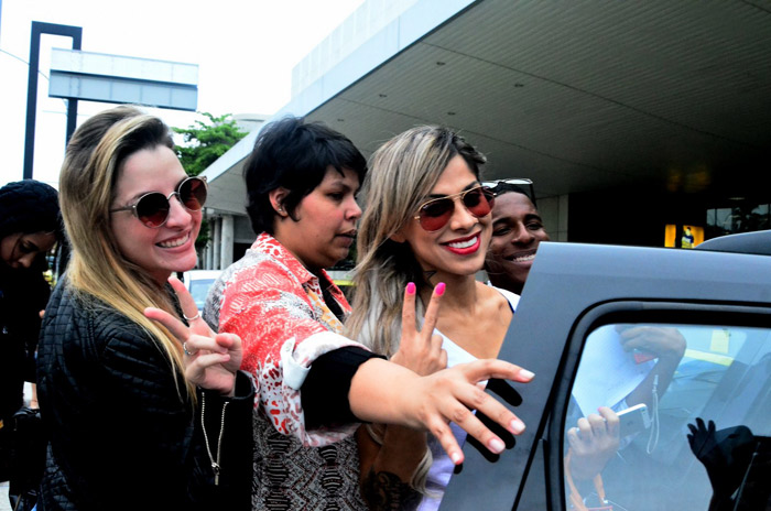 Vanessa Mesquita e Clara causam tumulto ao desembarcarem no Rio de Janeiro