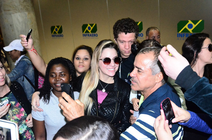 Vanessa Mesquita e Clara causam tumulto ao desembarcarem no Rio de Janeiro