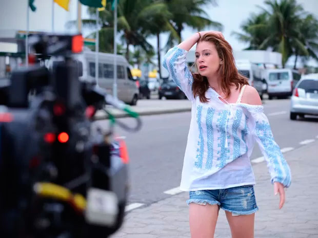 Marina Ruy Barbosa grava com look curtíssimo no Rio de Janeiro