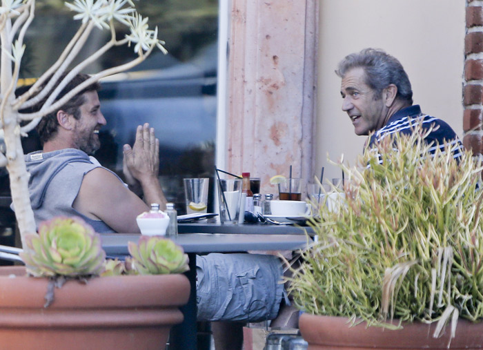Gerard Butler e Mel Gibson almoçam juntos em clima de descontração