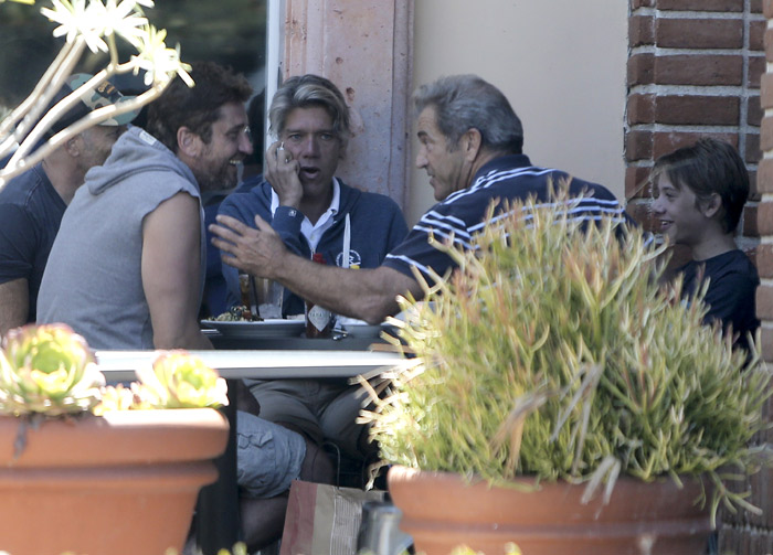 Gerard Butler e Mel Gibson almoçam juntos em clima de descontração