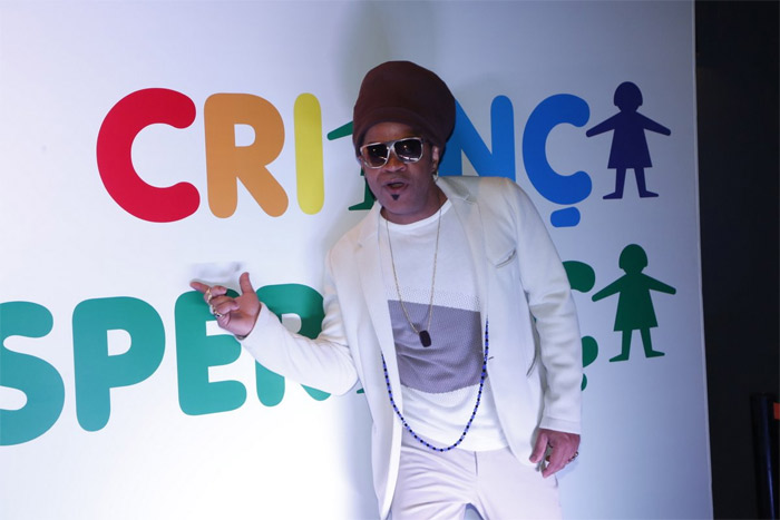 Carlinhos Brown chega cheio de energia ao show do Criança Esperança 2014
