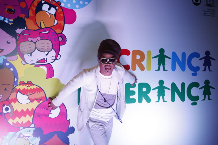 Carlinhos Brown chega cheio de energia ao show do Criança Esperança 2014