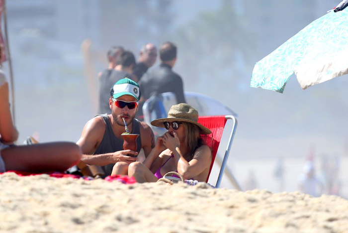 Fernanda Lima e Rodrigo Hilbert curtem praia carioca em clima de romance 