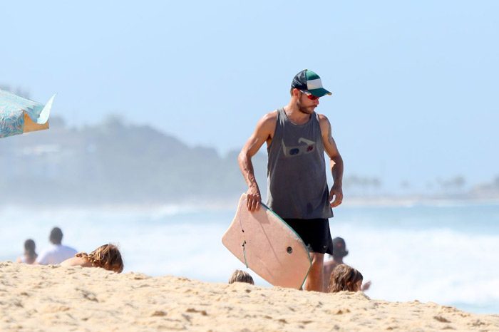 Fernanda Lima e Rodrigo Hilbert curtem praia carioca em clima de romance 