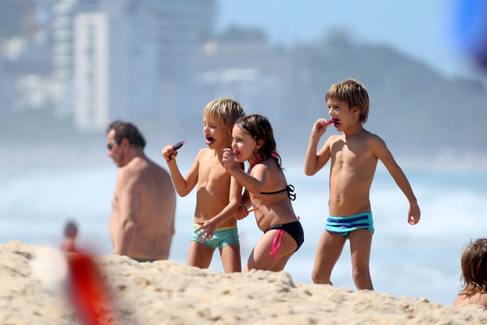 Fernanda Lima e Rodrigo Hilbert curtem praia carioca em clima de romance 