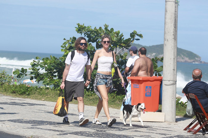  Ellen Jabour e Jonathan Corrêa passeiam e curtem dia de sol na Cidade Maravilhosa