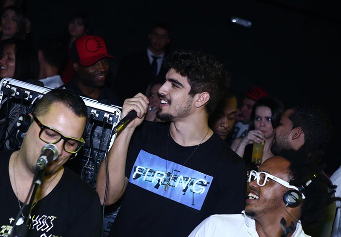 Caio Castro canta e toca tamborim em balada no Rio de Janeiro