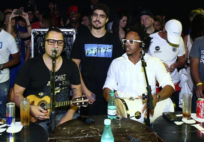 Caio Castro canta e toca tamborim em balada no Rio de Janeiro