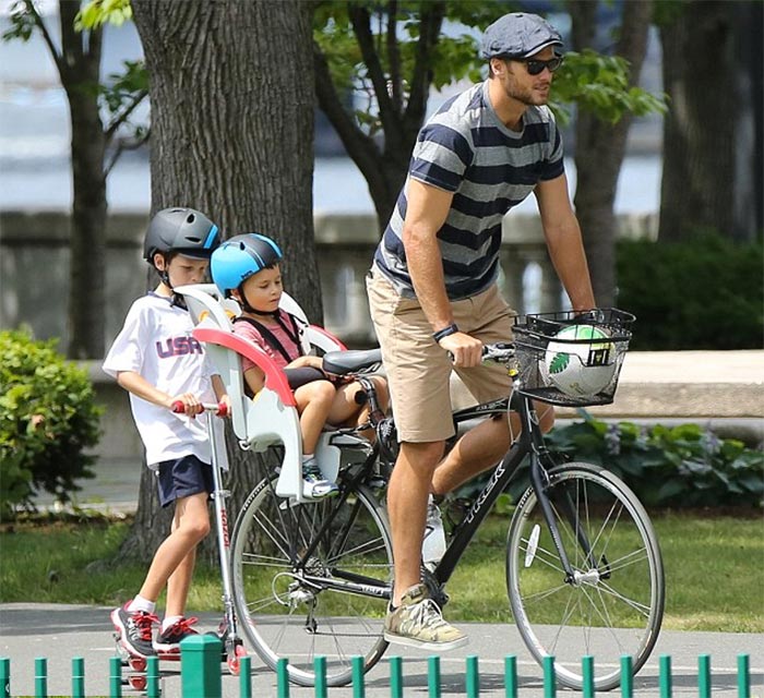 Gisele Bündchen e Tom Brady se divertem no parque, com os filhos 