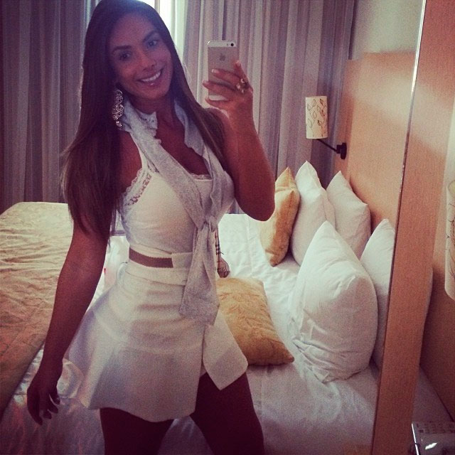 Nicole Bahls faz bronzeamento e mostra resultado em seu Instagram 