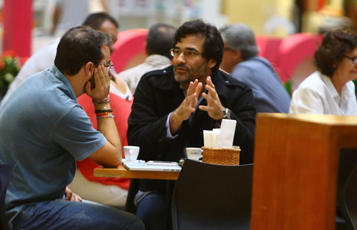  Luciano Szafir toma café com amigo em shopping no Rio