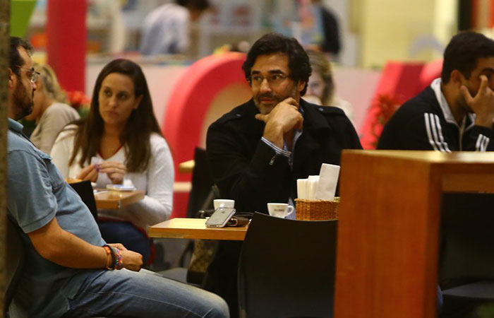  Luciano Szafir toma café com amigo em shopping no Rio