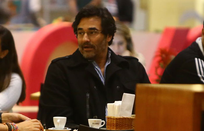  Luciano Szafir toma café com amigo em shopping no Rio