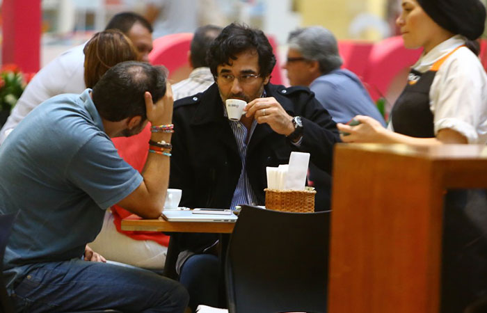  Luciano Szafir toma café com amigo em shopping no Rio