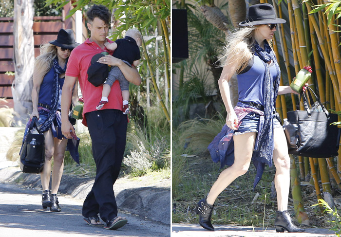 De shortinho, Fergie passeia com o marido e o filho em Los Angeles